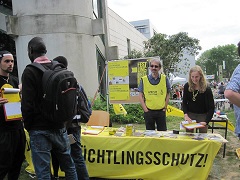 Menschen stehen an einem Informationsstand auf dem Campusfest 2015 in Hildesheim.